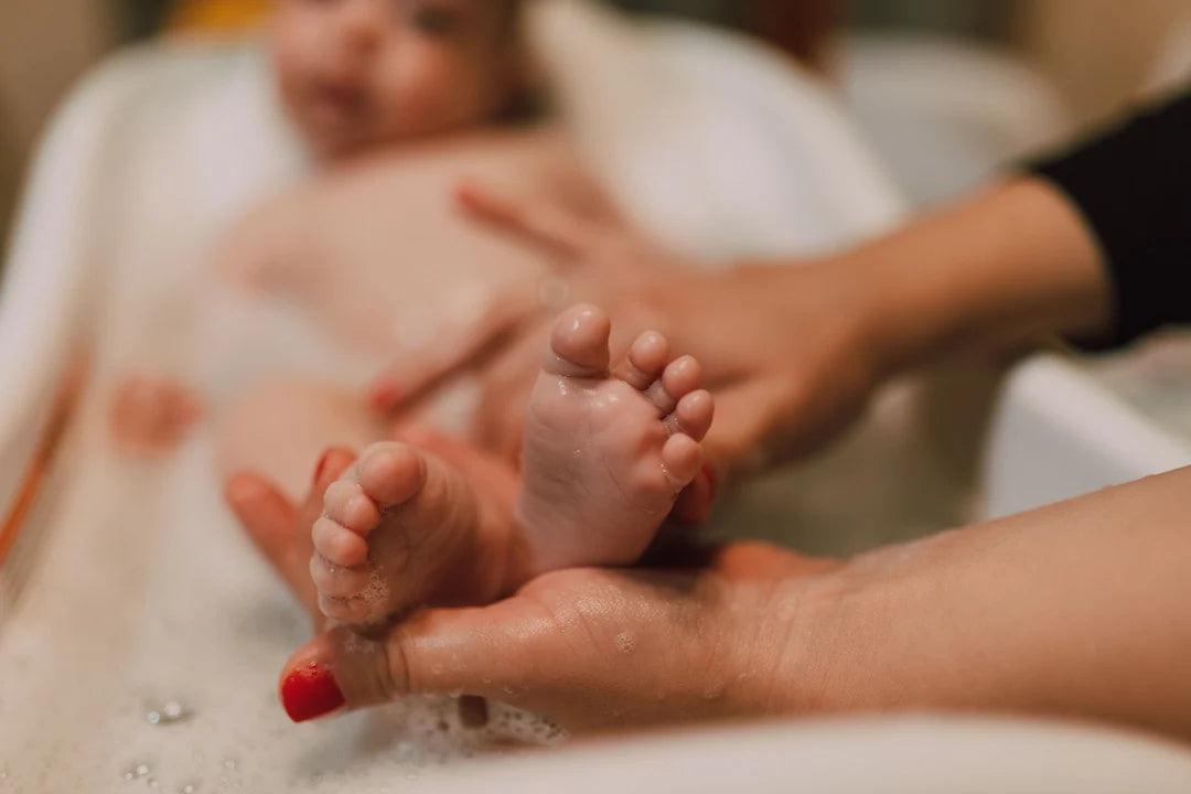 Bébé malade, fièvre, rhume : peut-on quand même le baigner ? Image