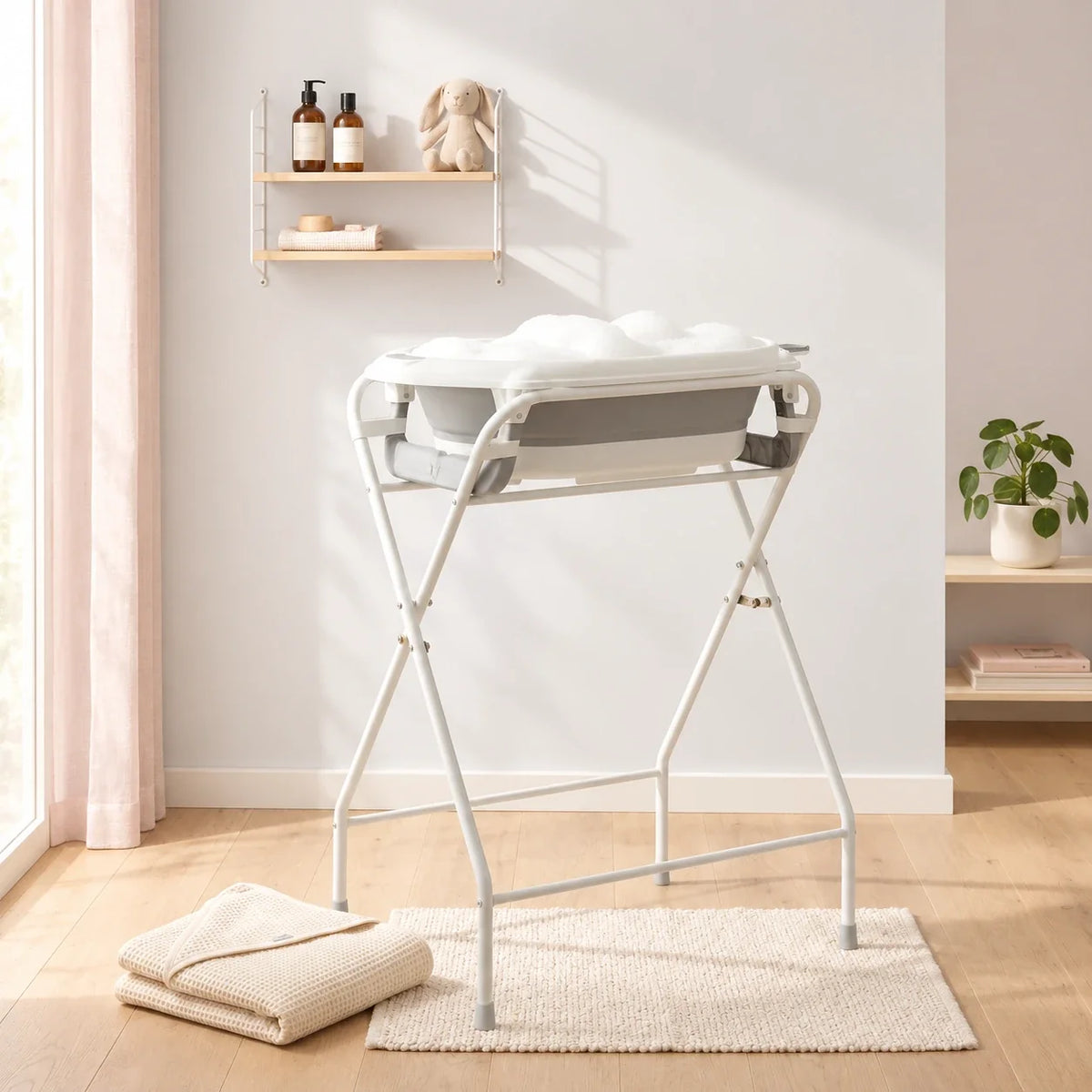 Baignoires bébé sur pied grise et blanche Image