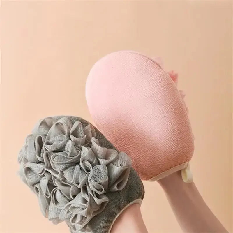 Gant de Bain Bébé Nuage en mains